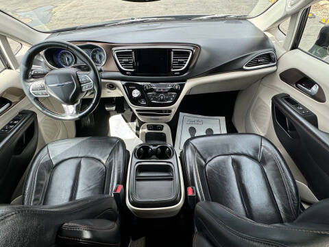 2017 Chrysler Pacifica Touring-L