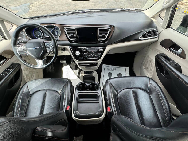 2017 Chrysler Pacifica Touring-L