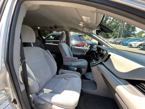 2019 Toyota Sienna LE 7-Passenger