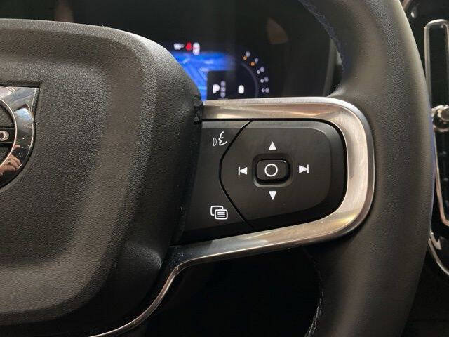2025 Volvo XC40 B5 Core Bright Theme