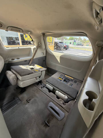 2011 Toyota Sienna LE 7-Passenger Auto Access Seat