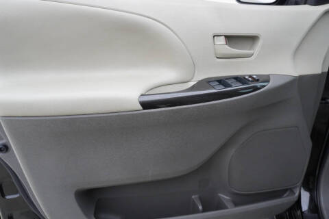 2013 Toyota Sienna LE 7-Passenger Auto Access Seat