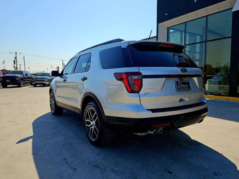 2018 Ford Explorer Sport photo 2