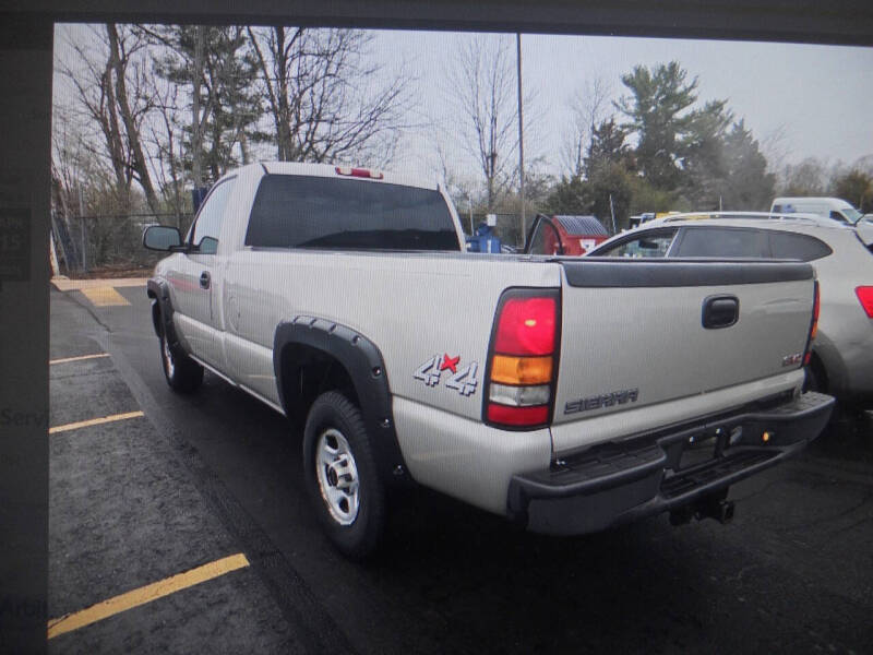2004 GMC Sierra 1500 Standard - Image 2