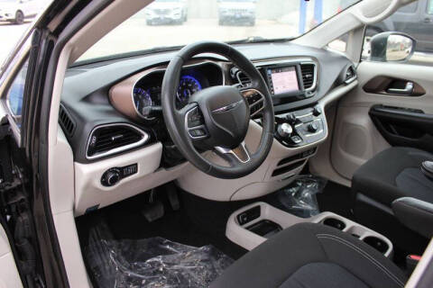 2022 Chrysler Voyager LX