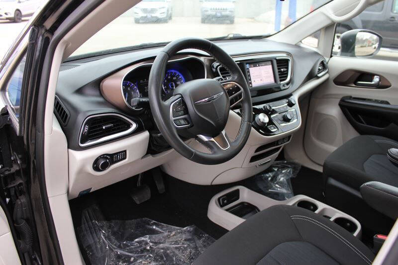 2022 Chrysler Voyager LX