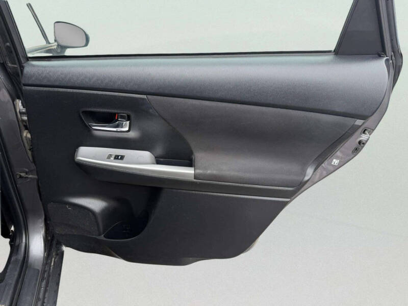 2017 Toyota Prius v Five