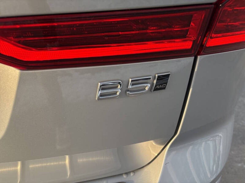 2023 Volvo XC60 B5 Plus Dark Theme