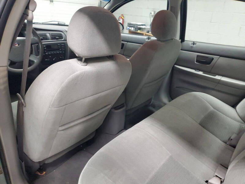 2005 Ford Taurus SE