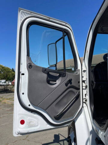 2019 Freightliner M2 106