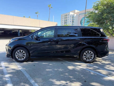 2022 Toyota Sienna LE 8-Passenger