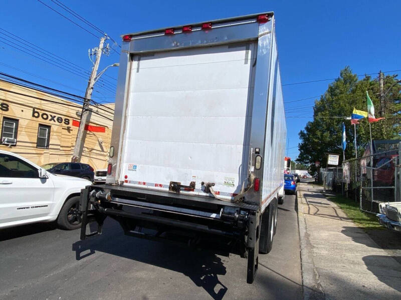 2005 Freightliner M2 106