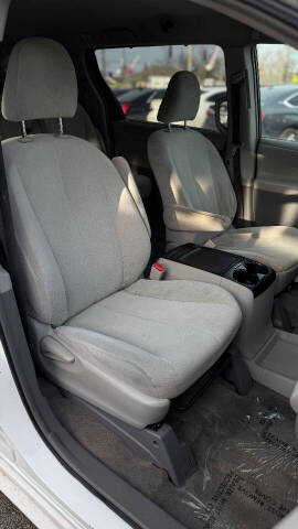 2012 Toyota Sienna LE 8-Passenger