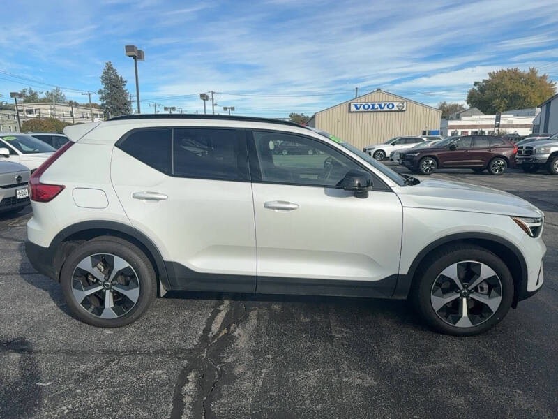 2025 Volvo XC40 B5 Plus Dark Theme