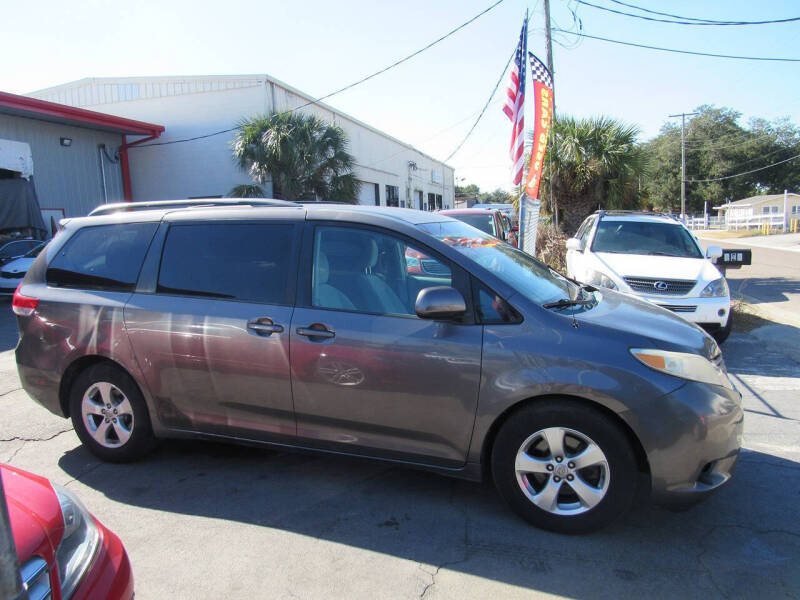 2013 Toyota Sienna LE 8-Passenger