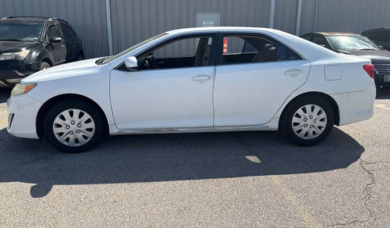 2012 Toyota Camry LE's photo