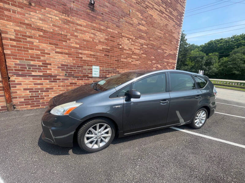 2014 Toyota Prius v Five