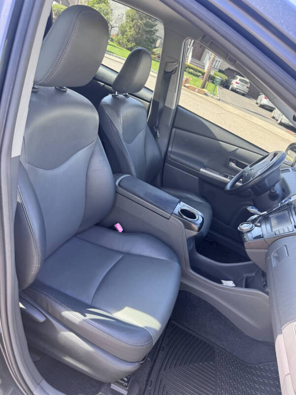 2013 Toyota Prius v Five