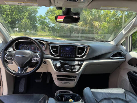 2017 Chrysler Pacifica Touring-L Plus