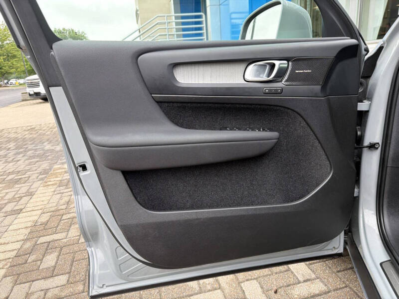 2024 Volvo XC40 B5 Ultimate Bright Theme