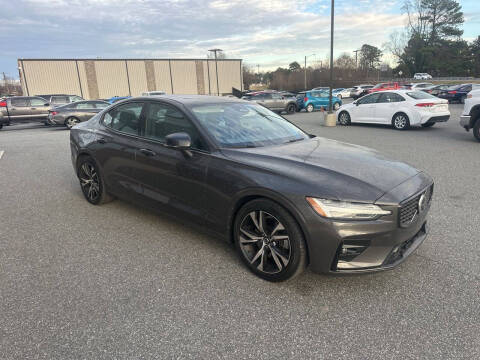 2023 Volvo S60 B5 Plus Dark Theme