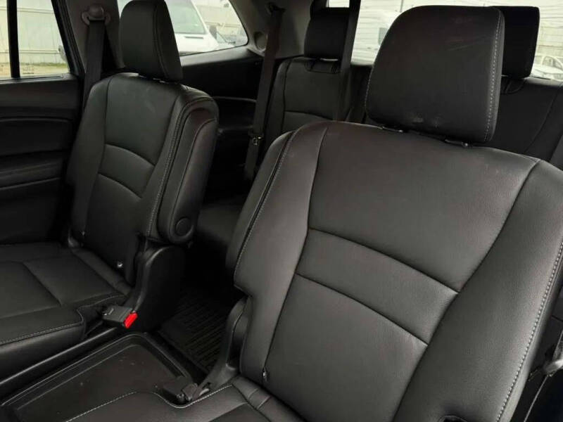 2022 Honda Pilot Touring w/Rear Captain's Chairs
