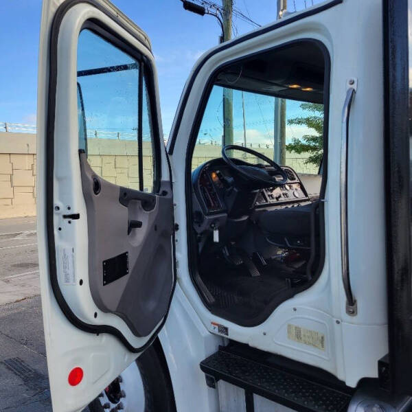 2017 Freightliner Business class M2