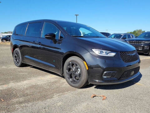 2023 Chrysler Pacifica Plug-In Hybrid for sale at Lucas Chrysler Jeep Dodge Ram in Lumberton NJ