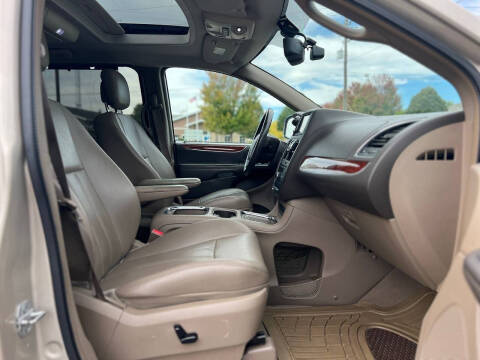 2013 Chrysler Town and Country Touring-L