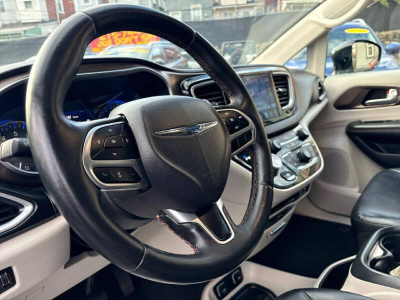 2017 Chrysler Pacifica Touring-L Plus