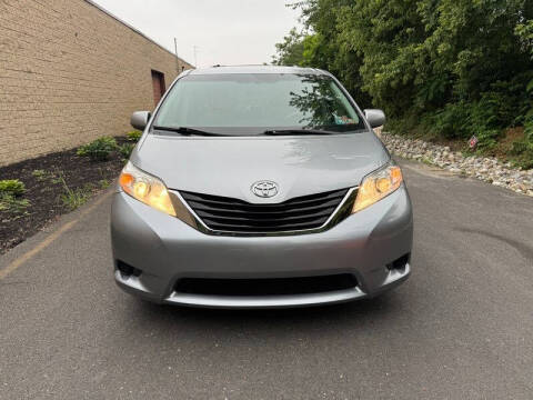 2013 Toyota Sienna LE 8-Passenger