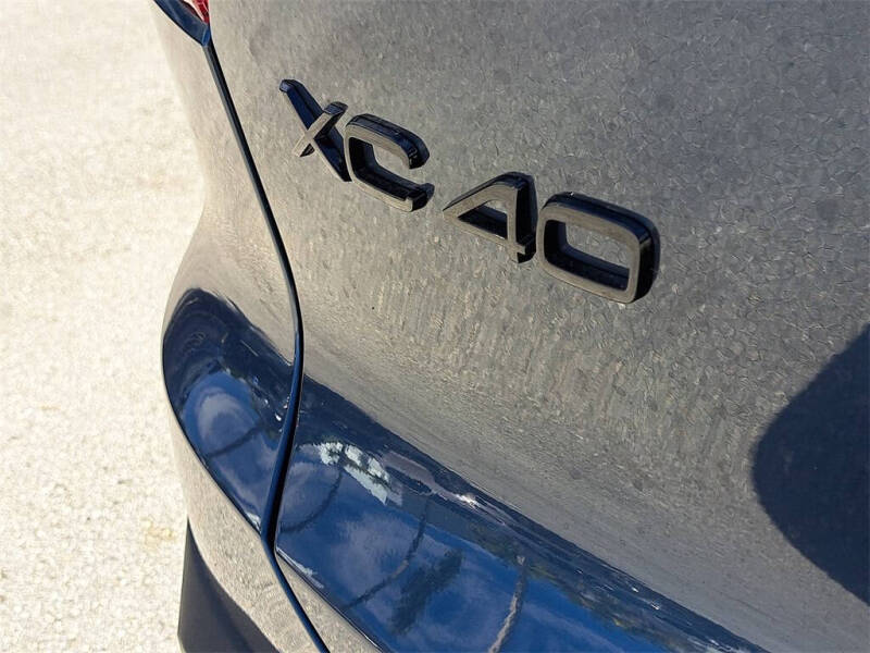 2026 Volvo XC40 B5 Ultra Black Edition