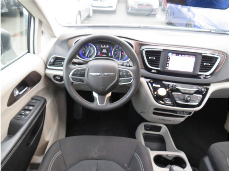 2022 Chrysler Voyager LX