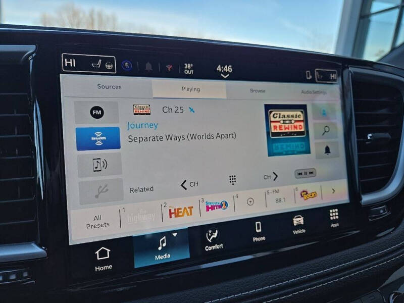 2026 Chrysler Pacifica Select