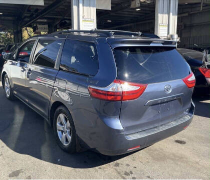 2017 Toyota Sienna LE 8-Passenger