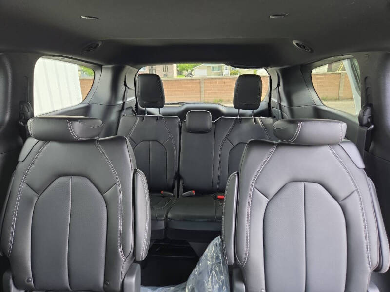 2025 Chrysler Voyager LX