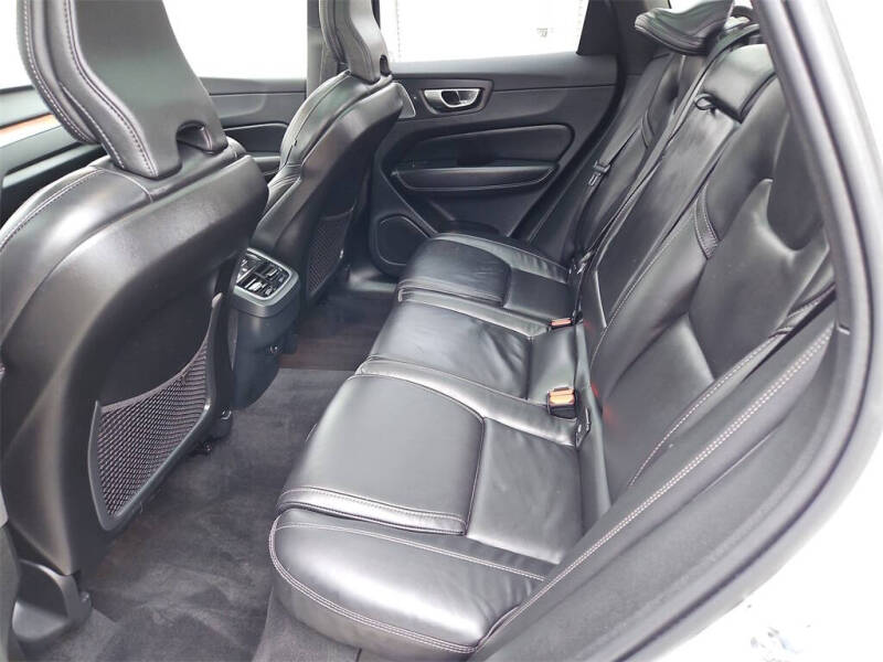 2023 Volvo XC60 B6 Ultimate Dark Theme