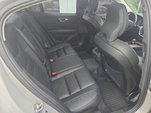 2024 Volvo S60 B5 Plus Dark Theme