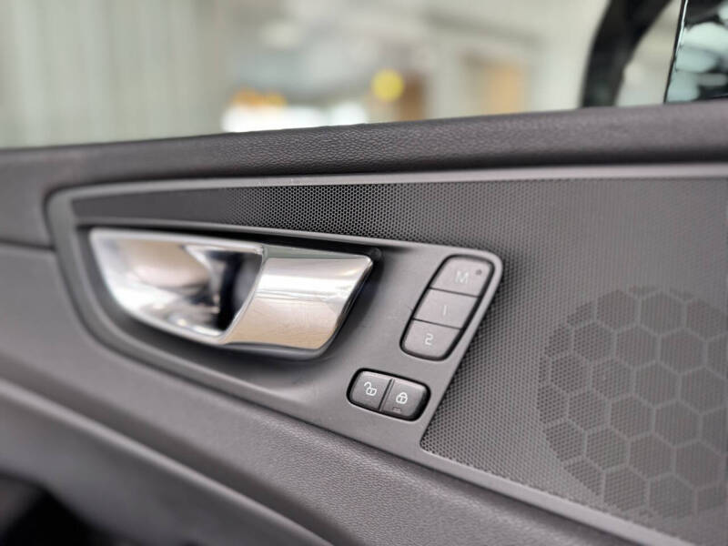 2024 Volvo XC60 B5 Core Dark Theme