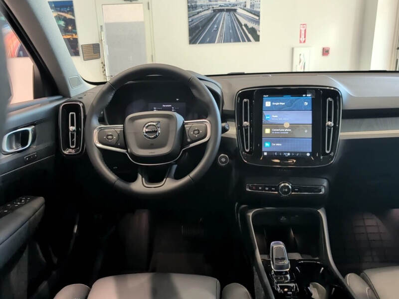 2025 Volvo XC40 B5 Plus Dark Theme