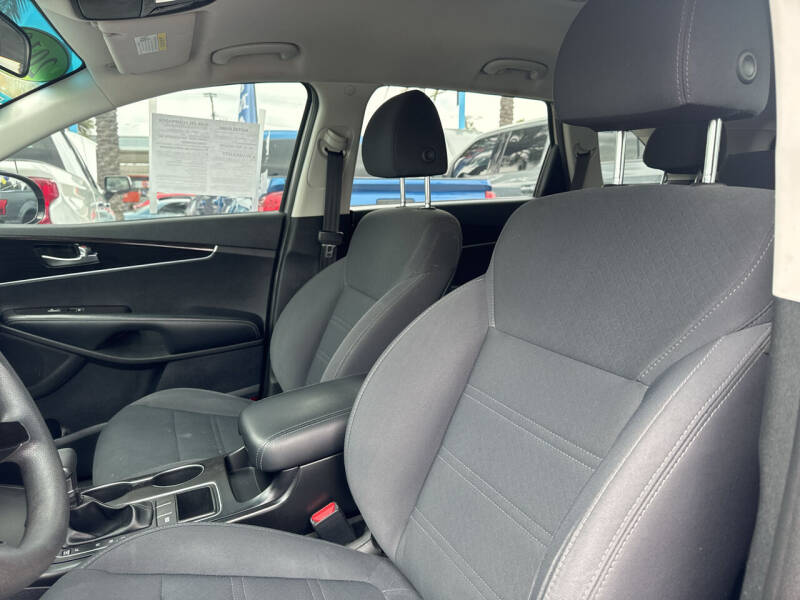 2019 Kia Sorento S V6