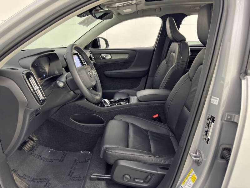 2023 Volvo XC40 B5 Ultimate Dark Theme