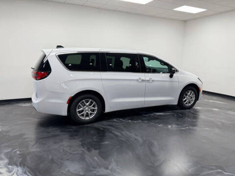 2027 Chrysler Pacifica Select