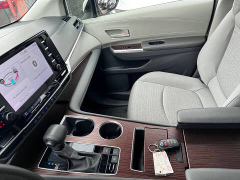 2022 Toyota Sienna LE 8-Passenger