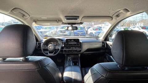 2022 Nissan Pathfinder SL