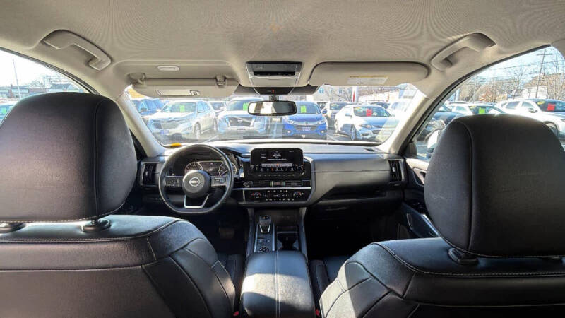 2022 Nissan Pathfinder SL