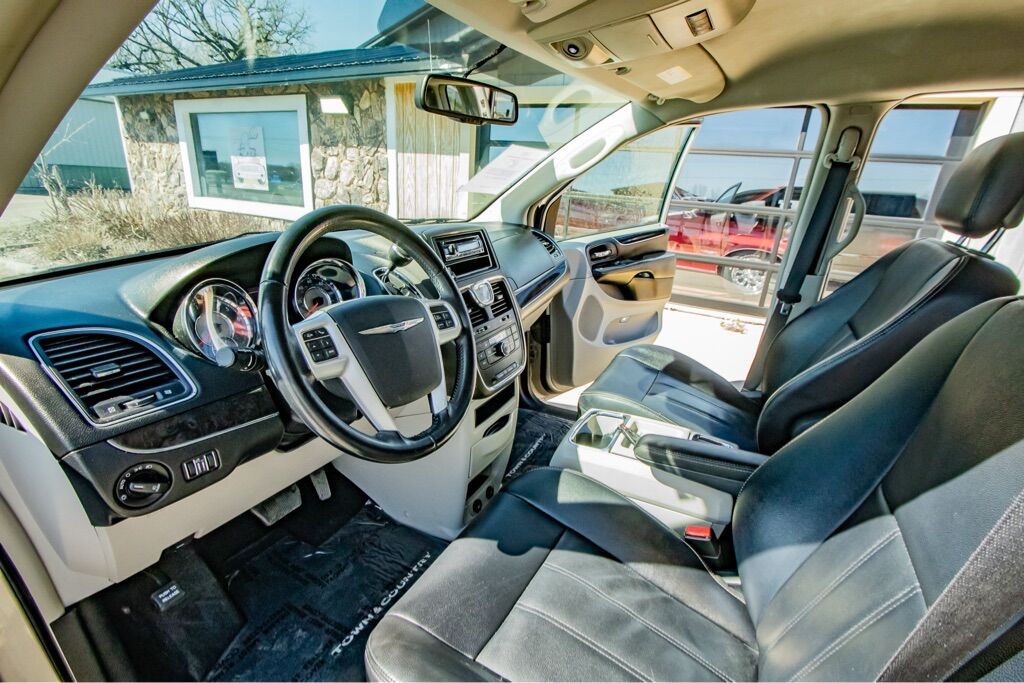 2014 Chrysler Town and Country 74