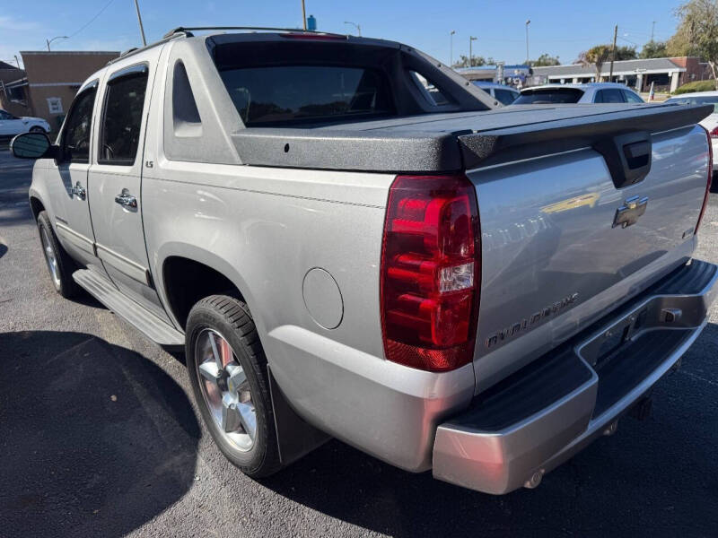2011 Chevrolet Avalanche LS