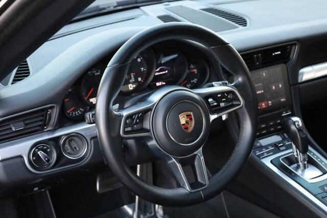 2017 Porsche 911 Carrera 4