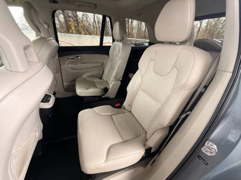 2020 Volvo XC90 T6 Momentum 6-Passenger